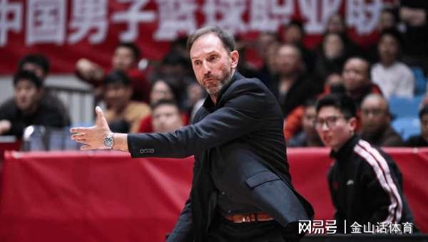 S赛官网-4战3负!60岁老帅又遇大麻烦,接下来5个对手,有4个是“硬茬子”