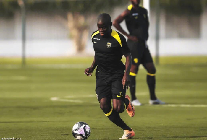 总决赛直播-吉达联合向坎特提供一年降薪续约合同，费内巴切欲买断签约|利雅得体育报|高龄球员合同|恩戈洛·坎特|吉达联合足球俱乐部|达尼洛-佩雷拉_新浪体育_新浪新闻