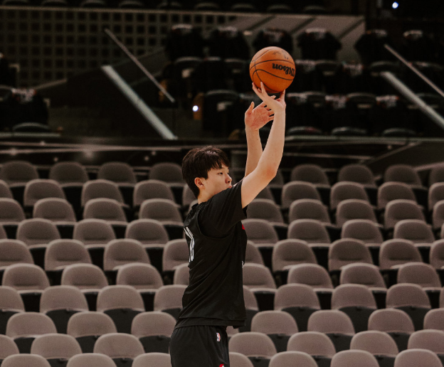 赛事入口-杨瀚森NBA生涯季后赛首胜：全场遭弃用躺赢 回主场后能否登场？