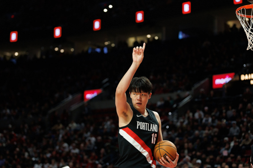 赛事入口-杨瀚森NBA生涯季后赛首胜：全场遭弃用躺赢 回主场后能否登场？